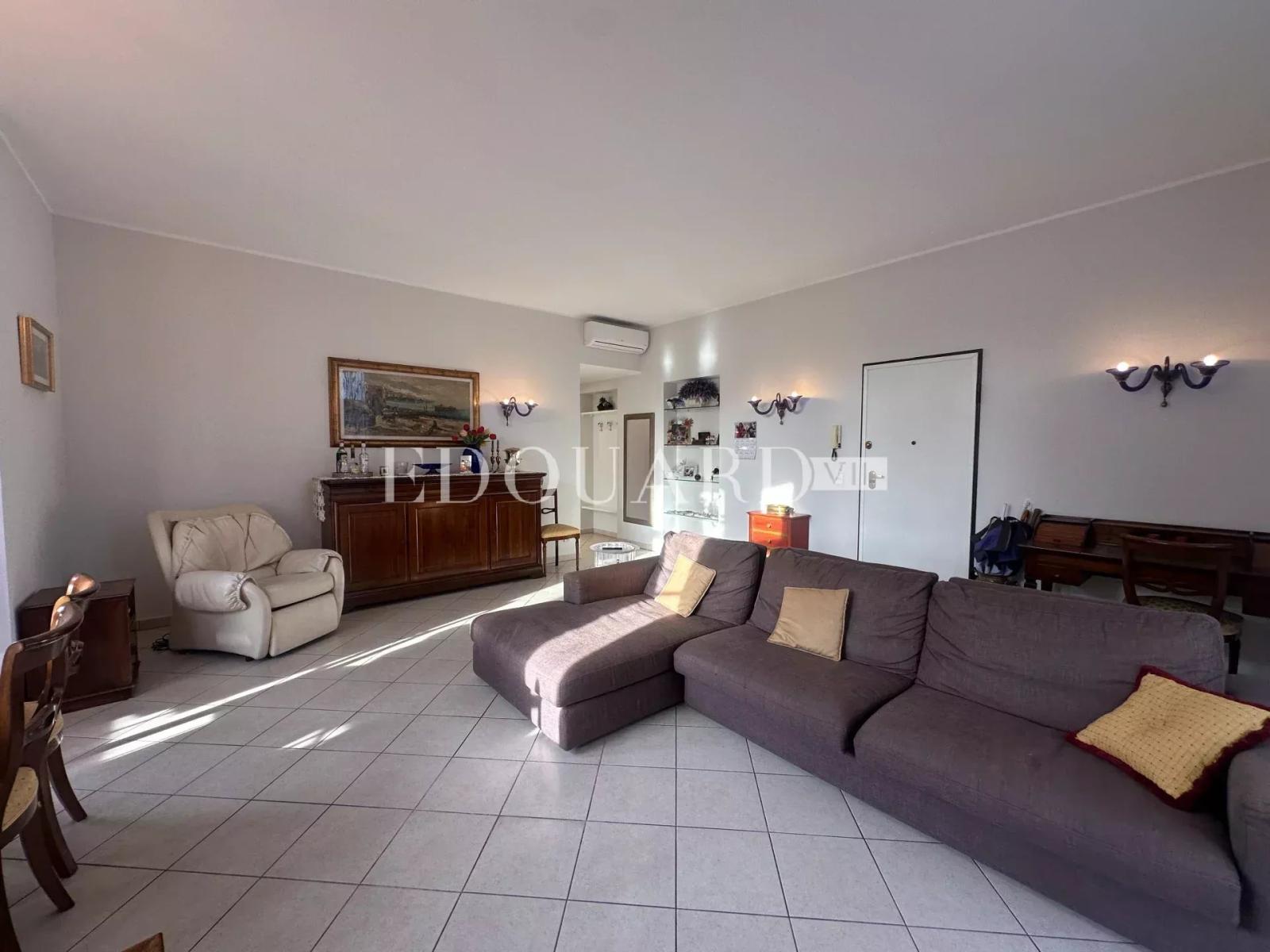 En exclusivité charmant trois pièces à vendre, au premier étage d'un magnifique immeuble classé