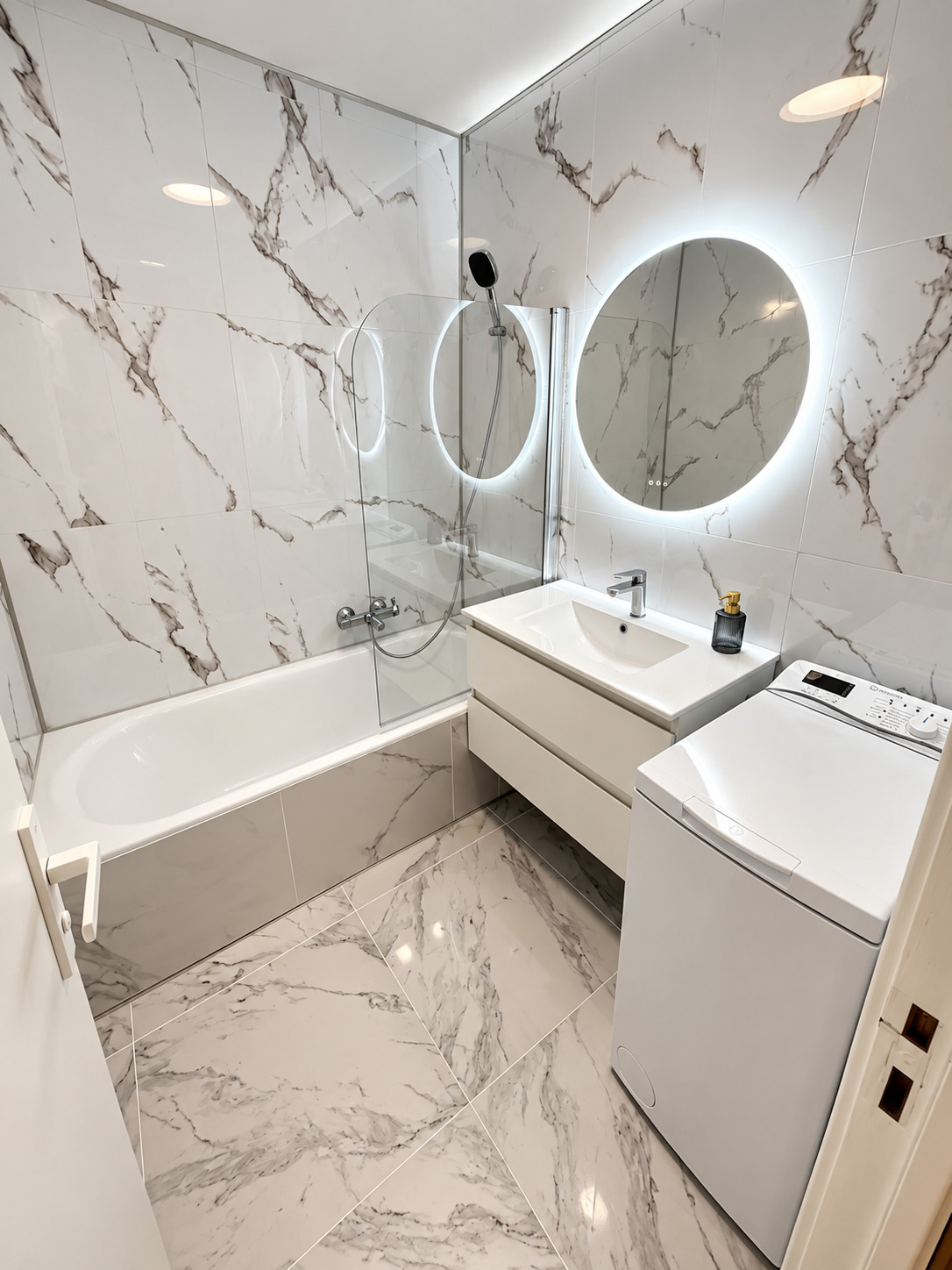 3d10e_salle-de-bains-moderne-en-marbre-et-lumiere-led-1792482858.jpg