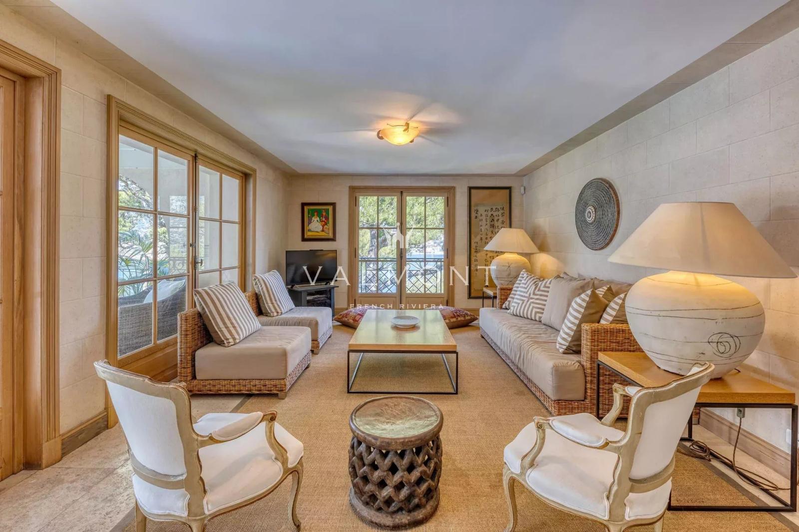 ELEGANTE VILLA AVEC UNE VUE IMPRENABLE SUR LA MER