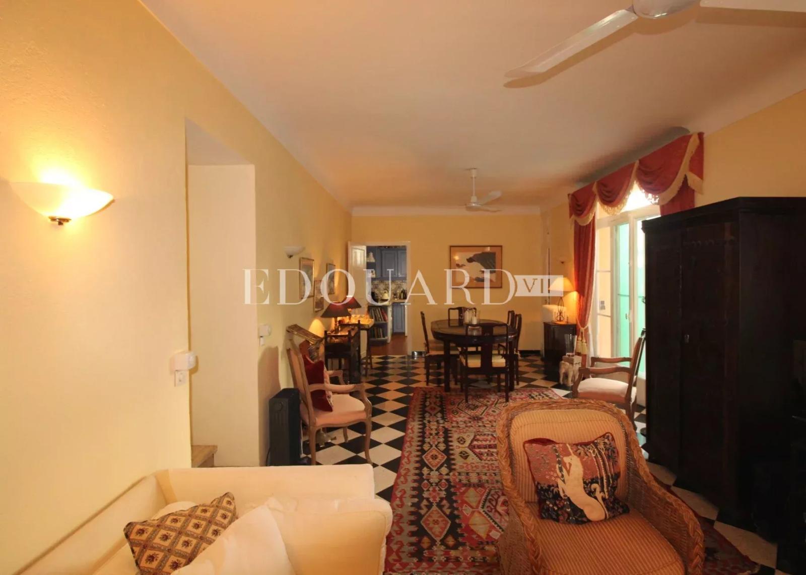 En exclusivité villa en très bon état avec double garage, grande terrasse, agréable jardin et belle vue mer