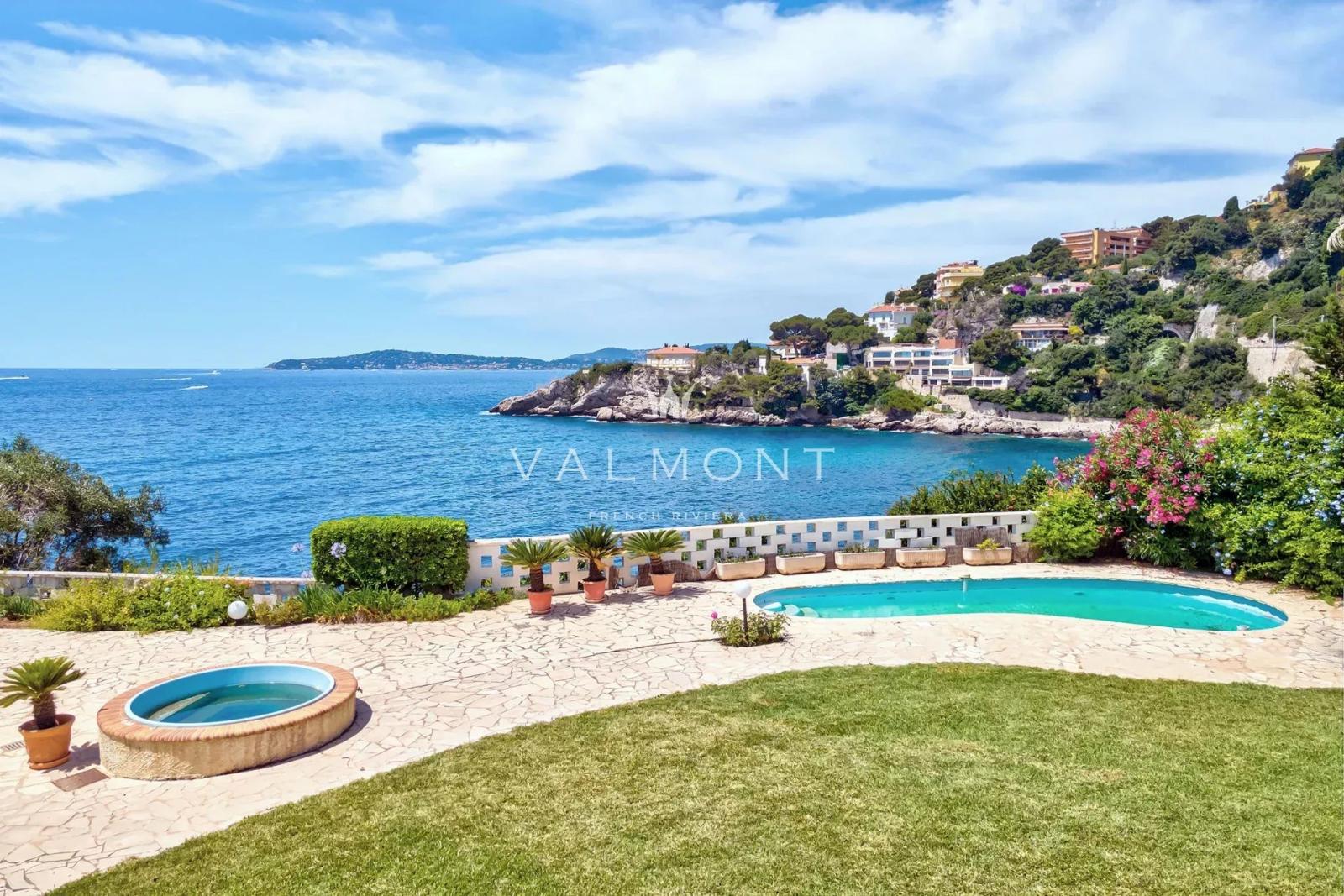 EMPLACEMENT UNIQUE - PROPRIETE PIEDS DANS L'EAU A RENOVER