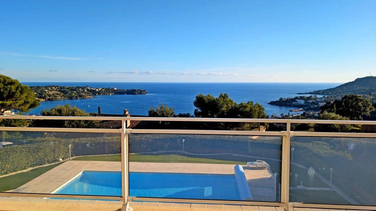 AGAY SAINT RAPHAEL magnifique  villa contemporaine avec vue panoramique sur la mer