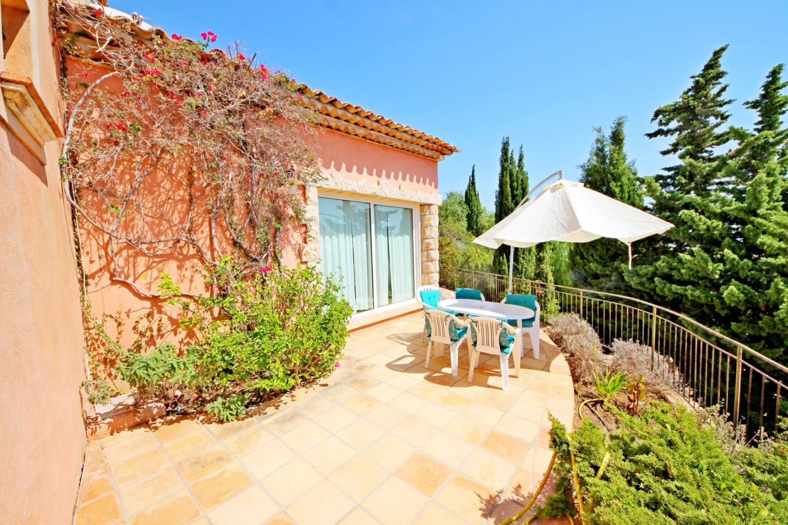 AGAY BORD DE MER ENTRE CANNES ET SAINT RAPHAEL. VILLA DE CARACTERE 10 PIECES FACE MER