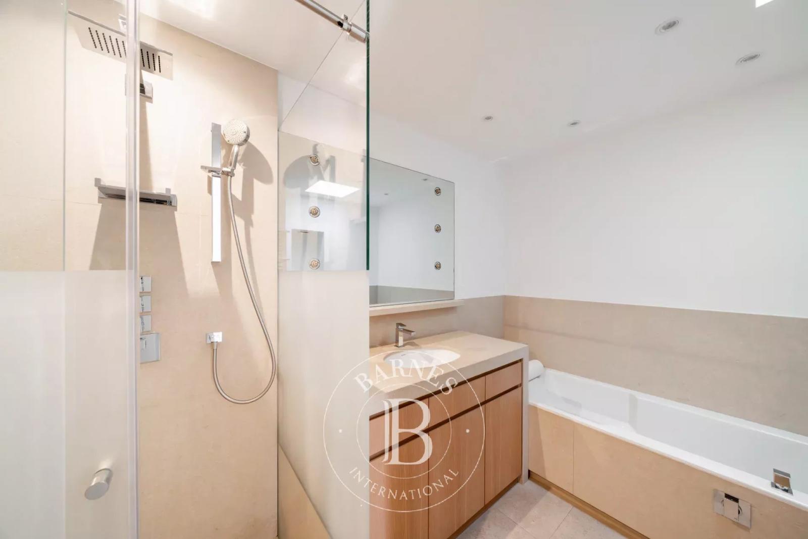 CANNES – CROISETTE PALM BEACH – PENTHOUSE VUE MER PANORAMIQUE – TOIT TERRASSE 250 M² – 3 CHAMBRES