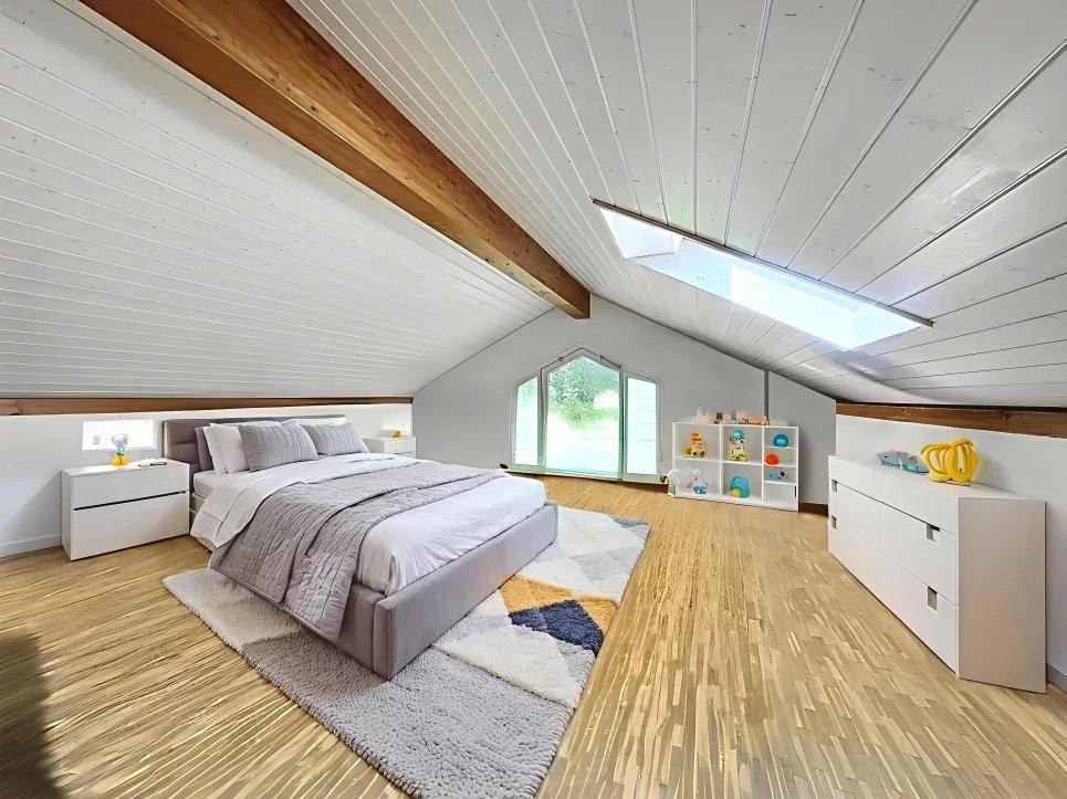 Superbe attique traversant avec mezzanine et terrasse plein sud à Troinex