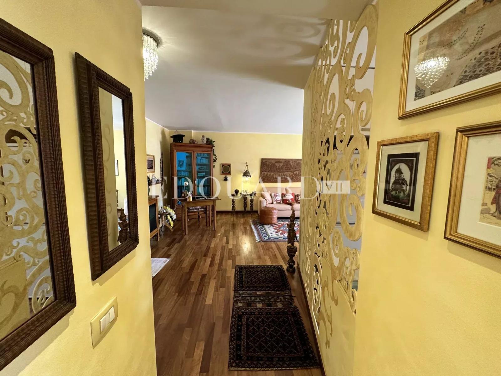 Spacieux deux pièces en excellent état avec splendide terrasse, cave et grand parking en sous-sol