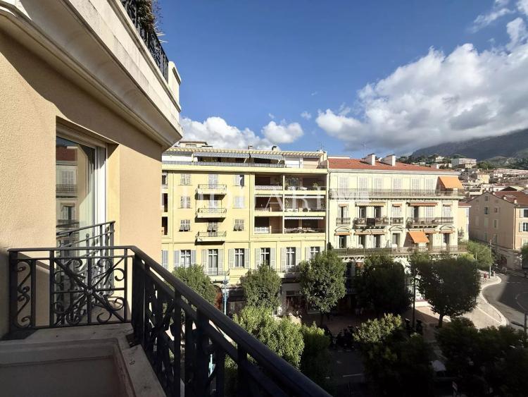 Deux pièces avec terrasse et possibilité parking, dans prestigieux immeuble face aux plages