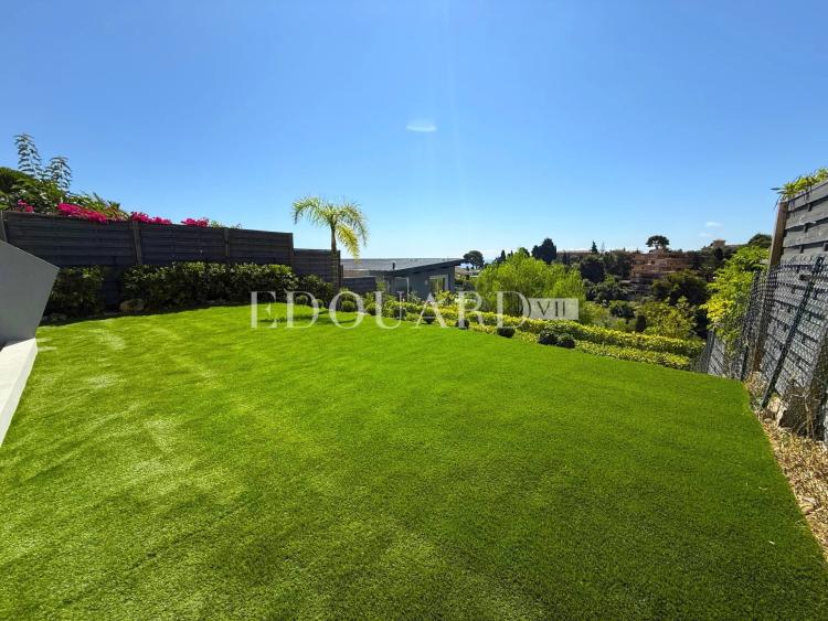 Trois pièces rénové avec grande terrasse, vaste jardin, belle vue panoramique jusqu'à la mer et parking