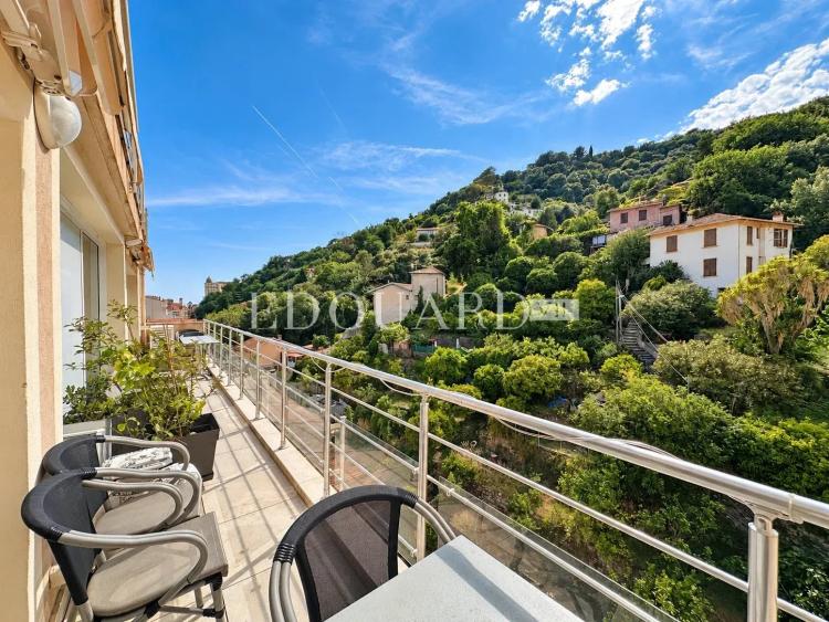 En exclusivité quatre pièces avec terrasse et parking, sur l'entier avant dernier étage d’un immeuble récent
