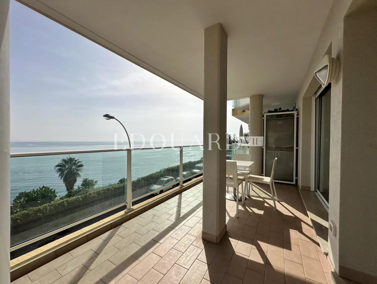 En exclusivité deux pièces avec terrasse, magnifique vue mer panoramique et spacieux parking
