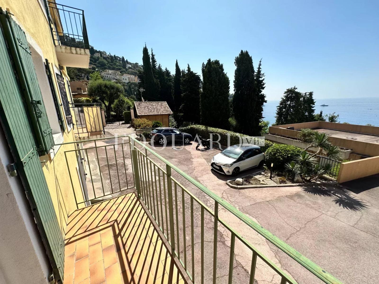 En exclusivité appartement triplex avec deux balcons, belle vue mer panoramique et spacieux garage