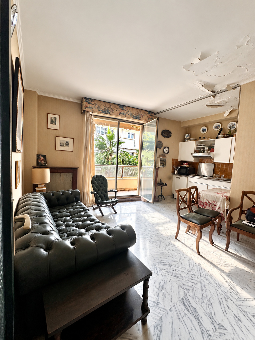417c3_vintage-living-room-with-balcony-light-1791294397.jpg