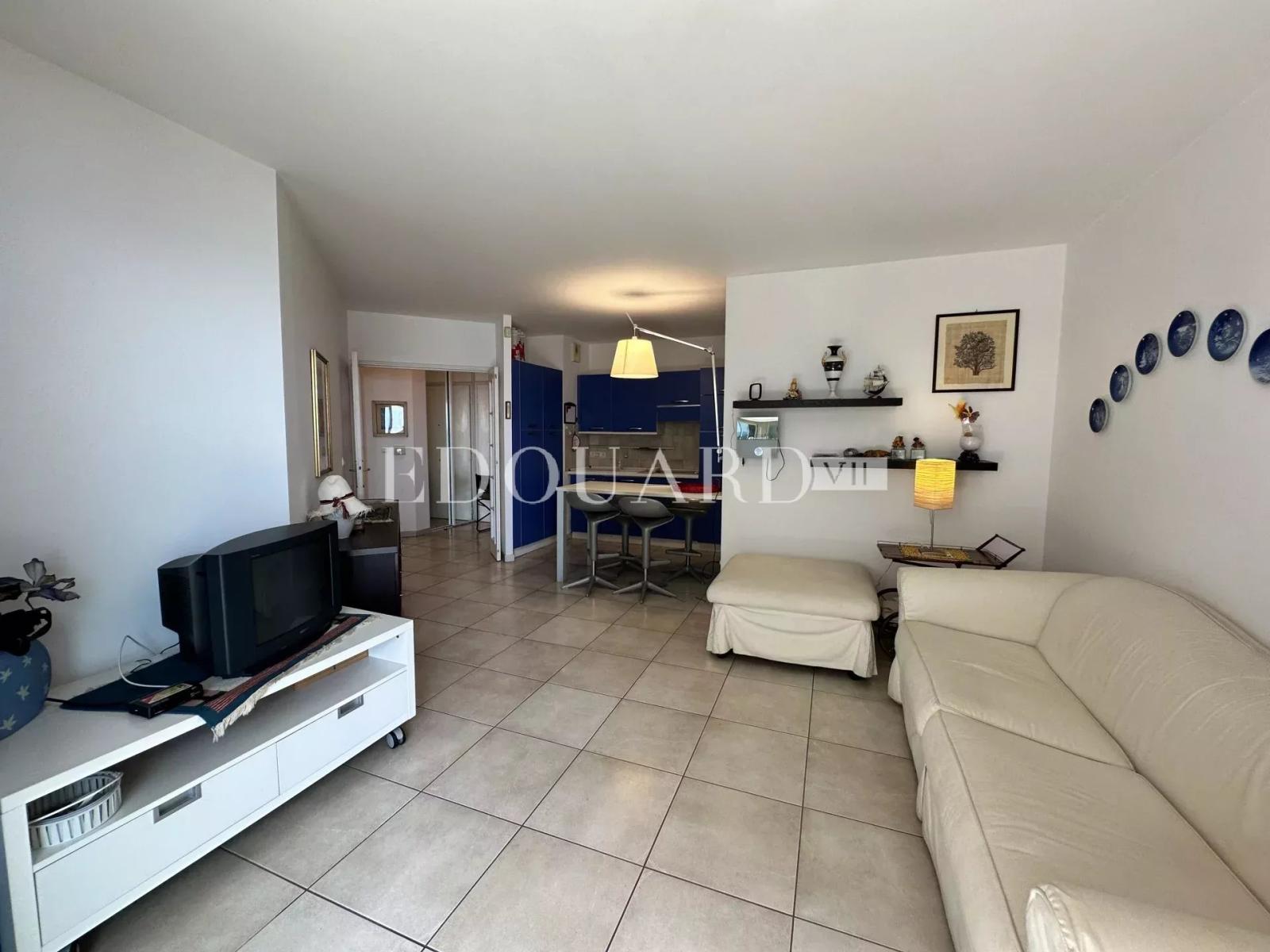 Deux pièces en bon état avec terrasse et belle vue mer, dans prestigieux immeuble face aux plages