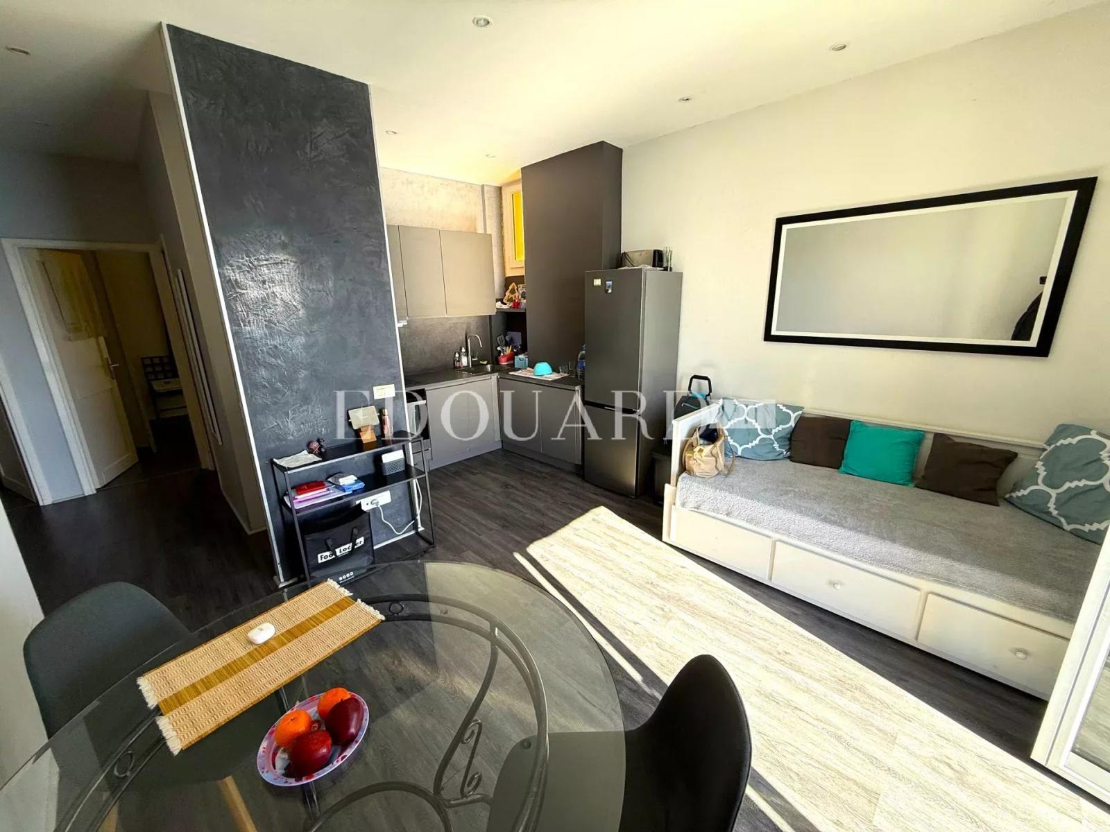 Trois pièces avec magnifique vue mer panoramique, dans joli immeuble ancien proche  de la Principauté de Monaco