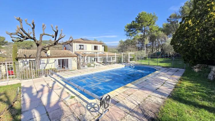 MAISON 6 PIÈCES DE 200 m² AU CALME + PISCINE – MOUANS-SARTOUX