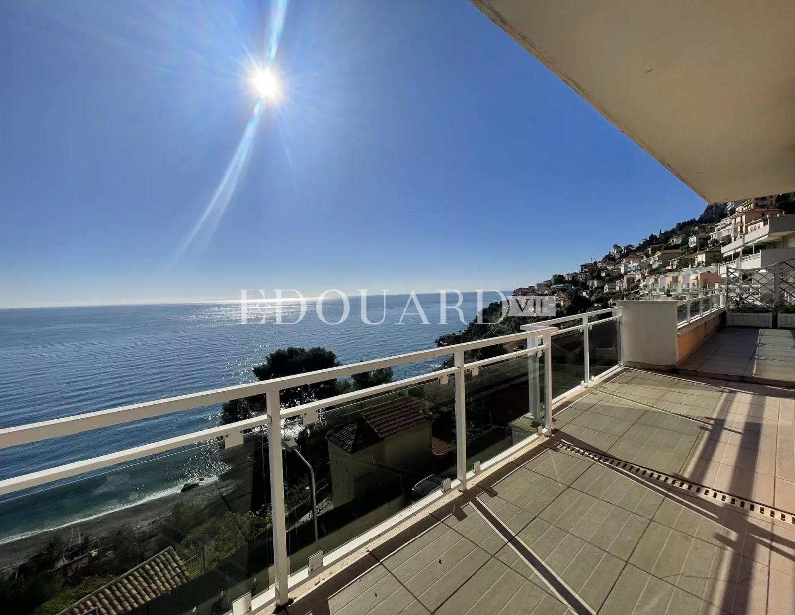 Superbe deux pièces en dernier étage avec spectaculaire terrasse, splendide vue mer et garage. Exclusivité
