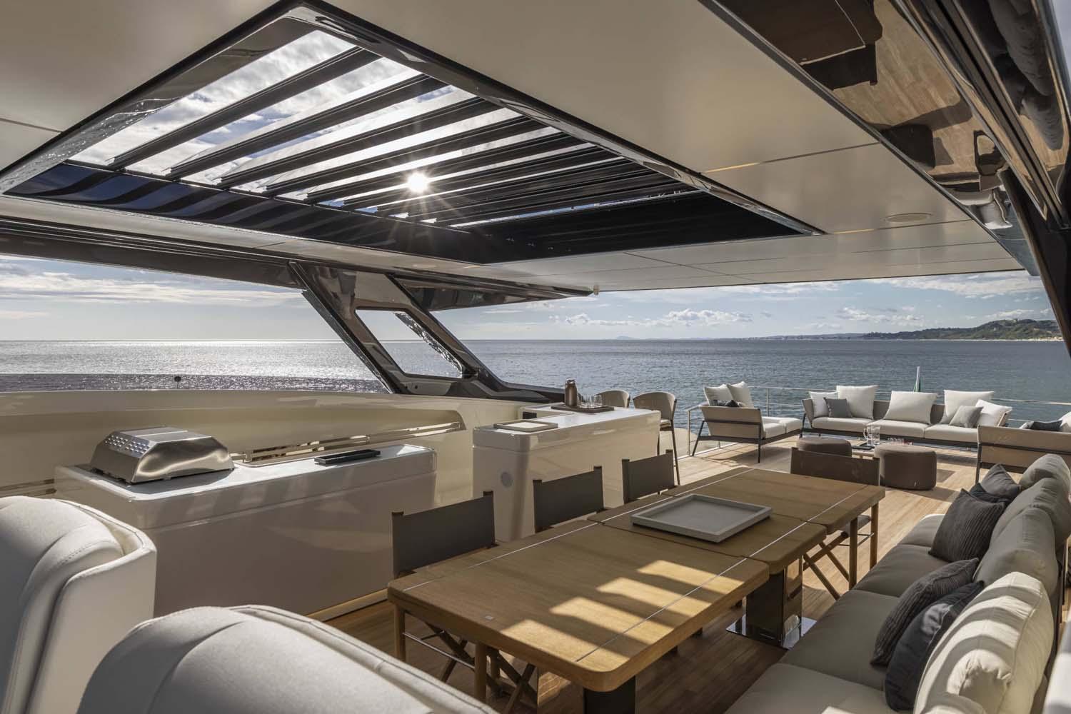43bb0_3de4c_dpoij_ferrettiyachts1000-mega-yacht-de-luxe-a-vendre-maindeck-terrasse.jpg