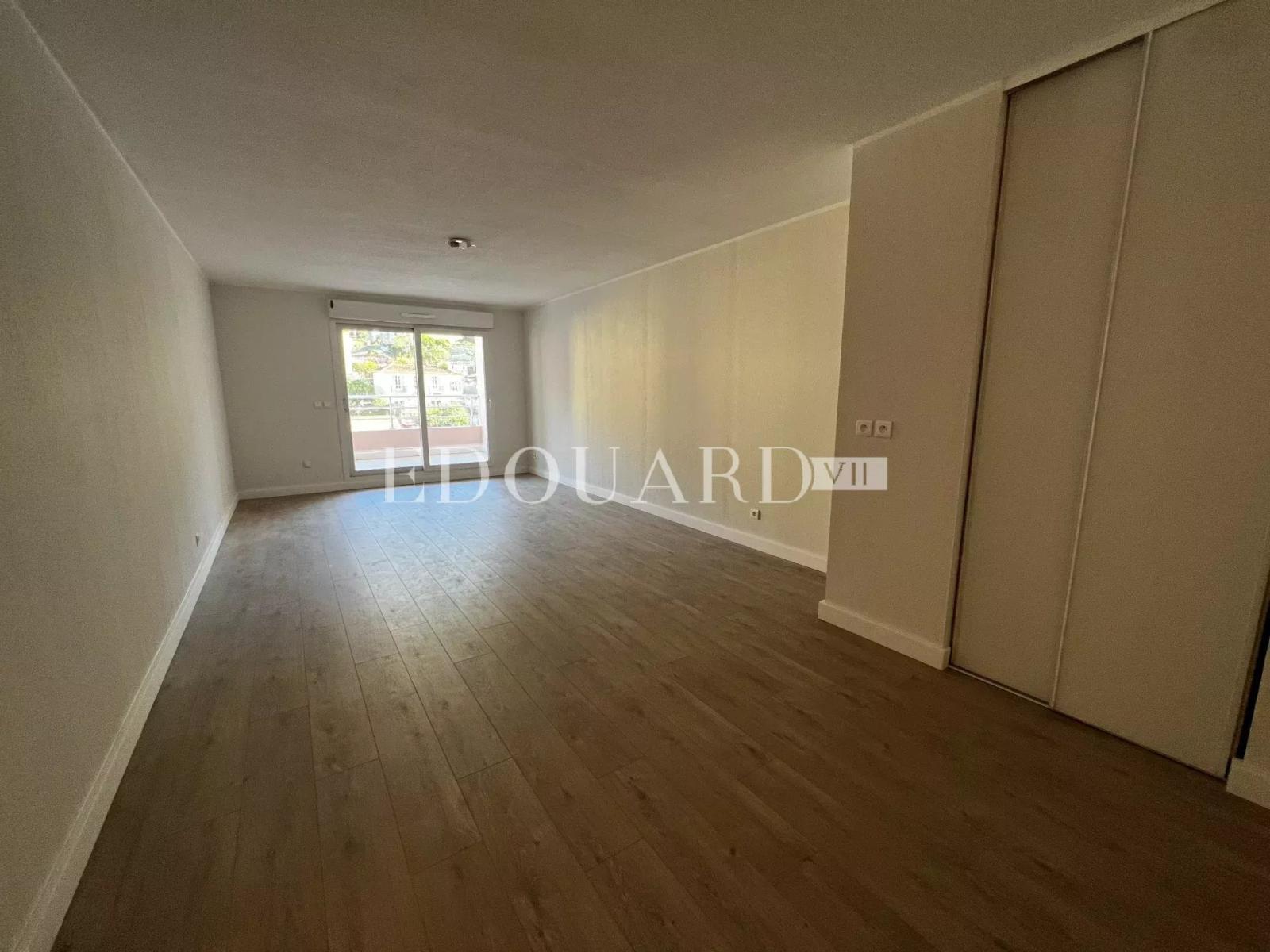 En exclusivité deux pièces complément rénové avec terrasse et parking, au cinquième étage d’un immeuble récent