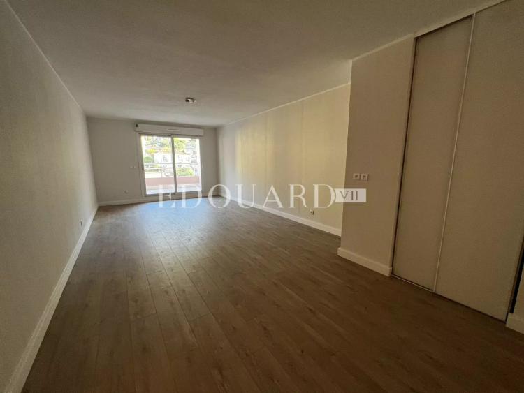 En exclusivité deux pièces complément rénové avec terrasse et parking, au cinquième étage d’un immeuble récent