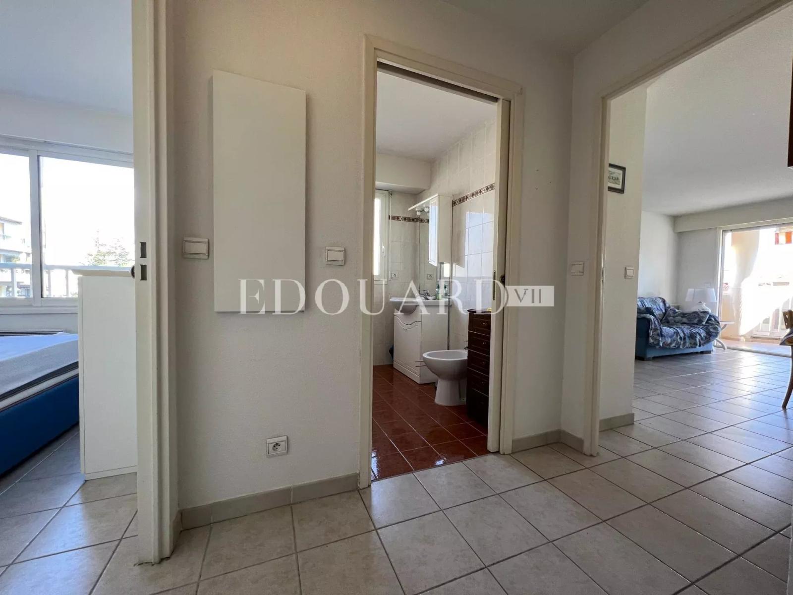 Deux pièces en bon état avec terrasse, agréable vue dégagée jusqu'à la mer, cave et garage. Exclusivité