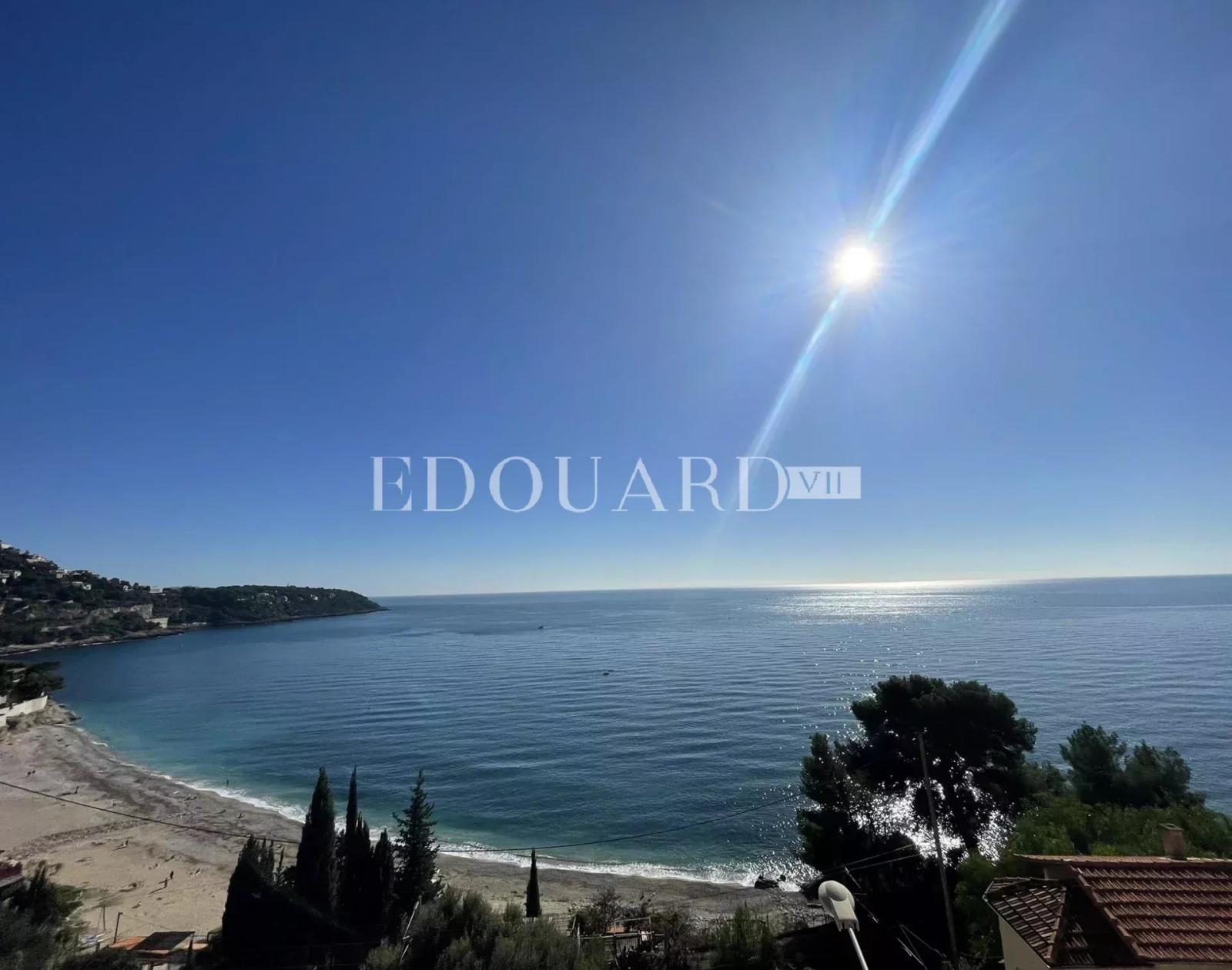 Superbe deux pièces en dernier étage avec spectaculaire terrasse, splendide vue mer et garage. Exclusivité