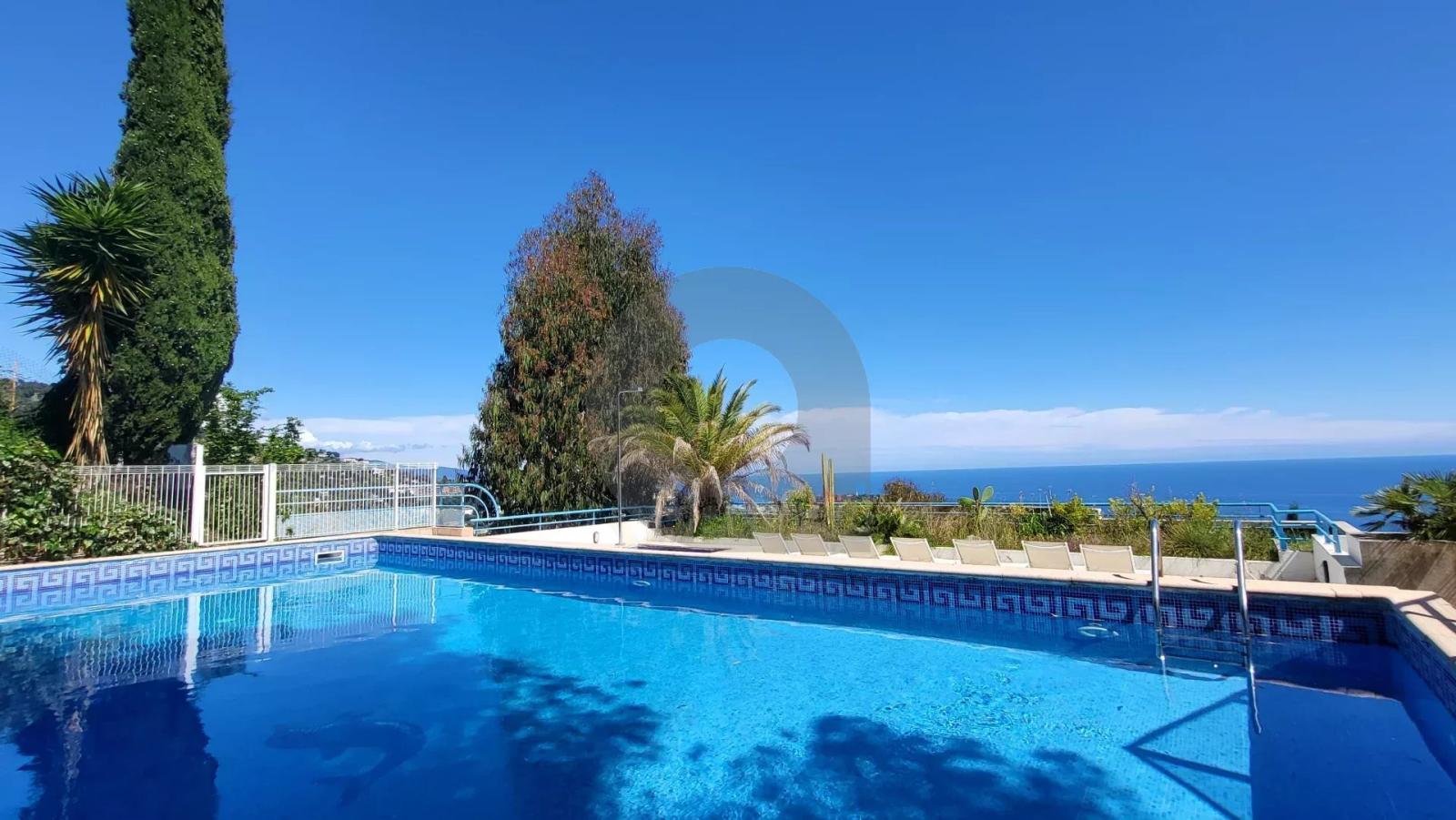 ROQUEBRUNE-CAP-MARTIN - SPLENDIDE 3P AVEC VASTE TERRASSE ET VUE EPOUSTOUFLANTE MER