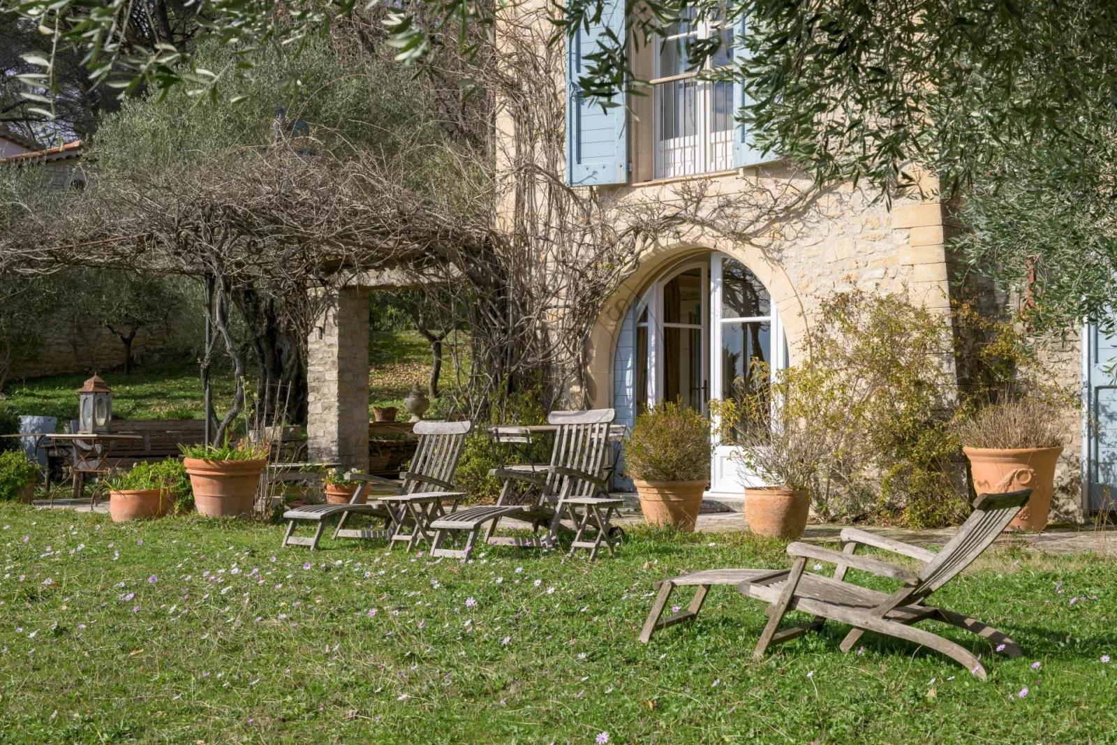 MOUGINS - DOMAINE AVEC BASTIDES PROVENÇALES - VUE VILLAGE ET MER