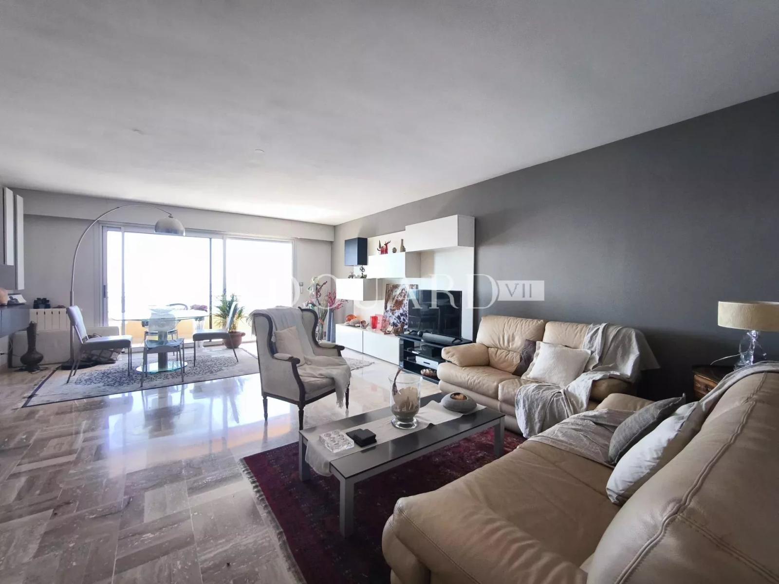 Aux portes de la Principauté de Monaco, superbe trois pièces à vendre avec terrasse et magnifique vue mer