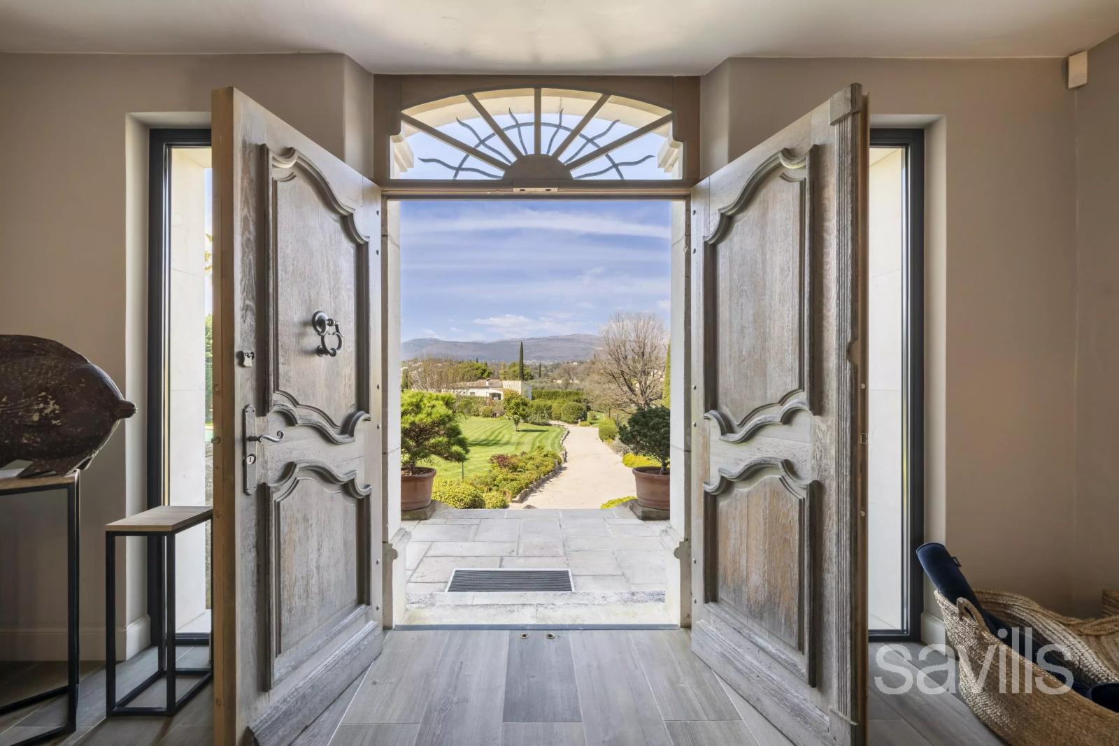 Une Proprieté Majestueuse au Cœur de Valbonne