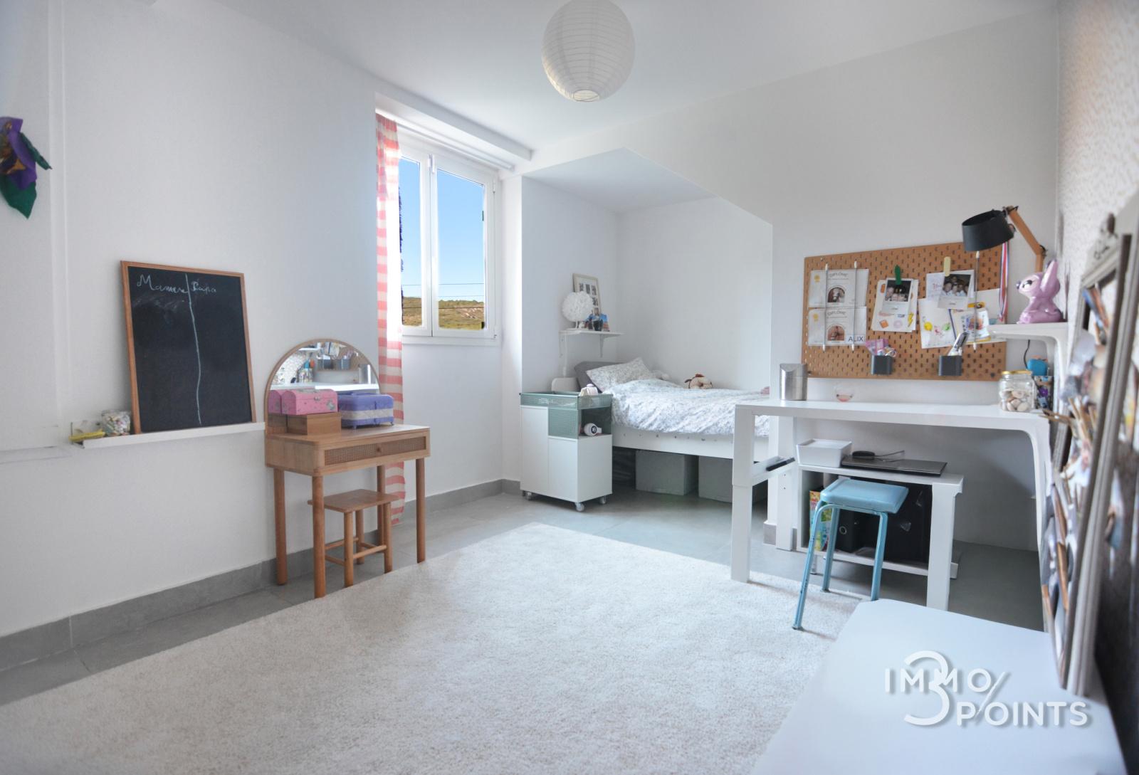 Villa familiale avec piscine – Secteur prisé