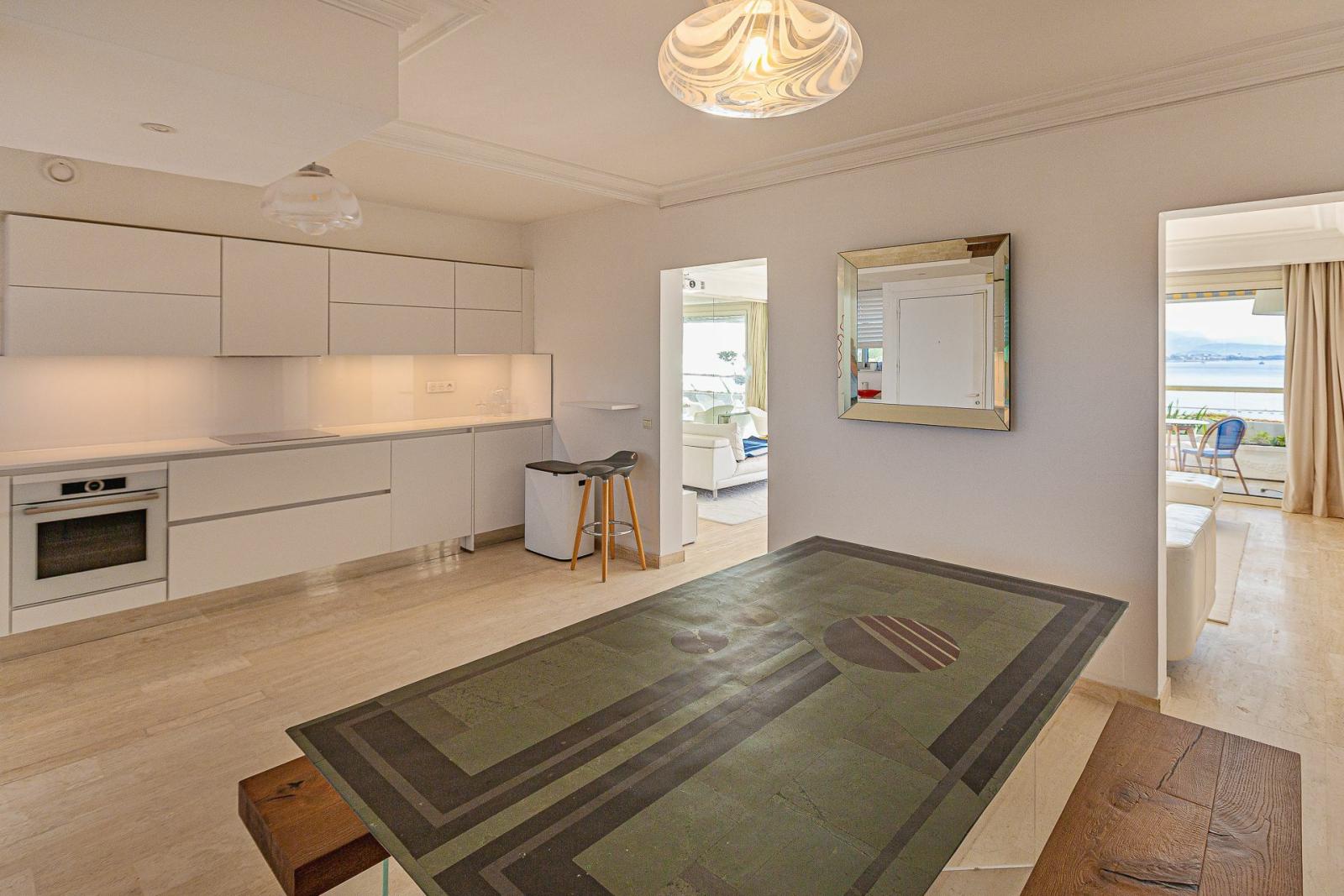 Appartement de deux chambres avec vue sur la mer à Marina Baie des Anges