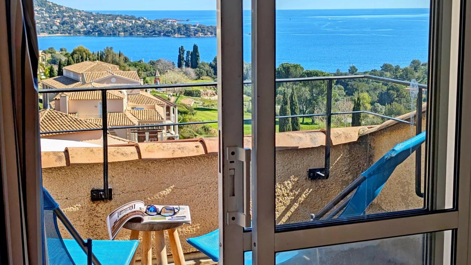 AGAY CAP ESTEREL SUPERBE T3 DUPLEX VUE MER PANORAMIQUE. PARKING PRIVE