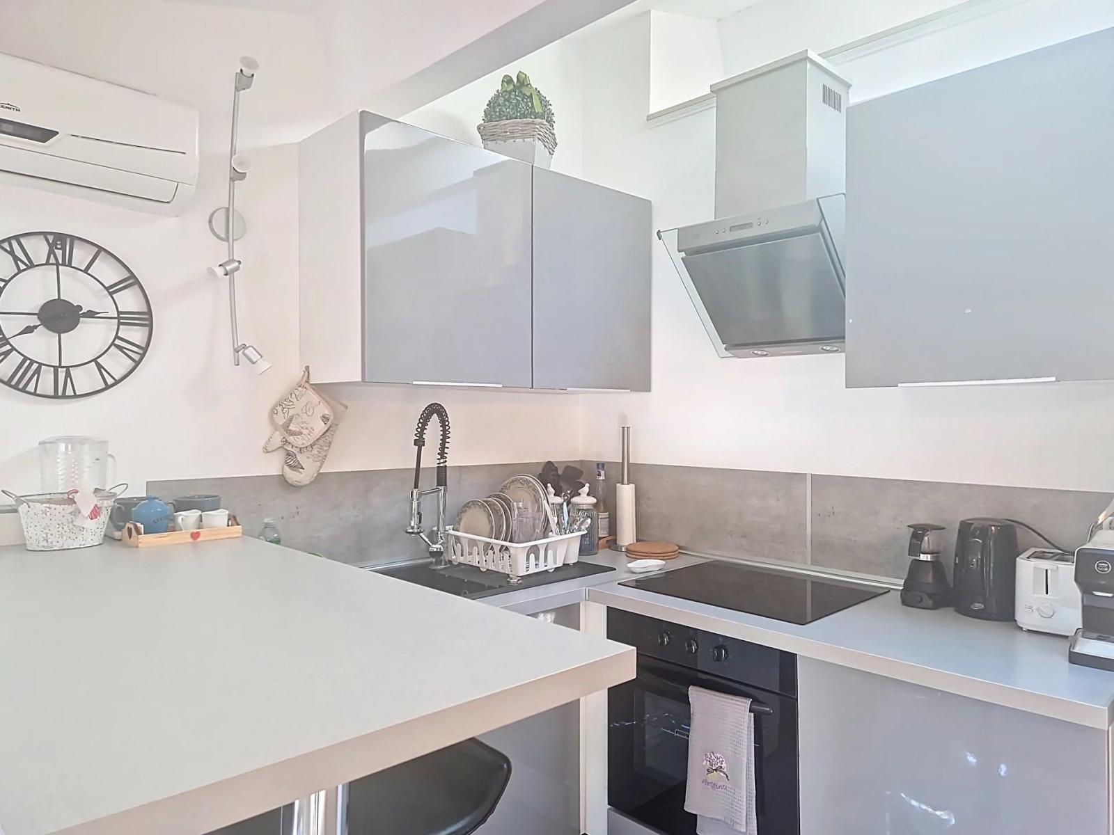 CANNES BAS ST NICOLAS - STUDIO MEUBLÉ AVEC MEZZANINE - AU CALME