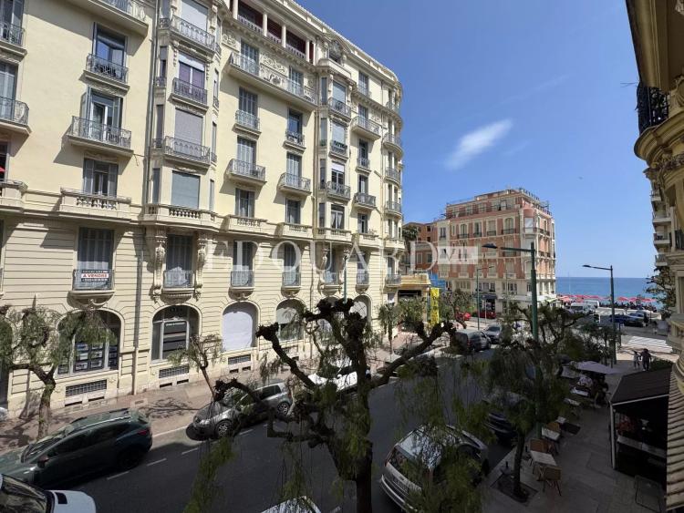 Trois pièces meublé avec agréable échappée mer, dans immeuble bourgeois en plein centre de Menton