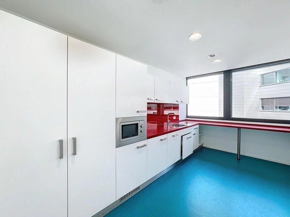 Bureaux spacieux à louer, emplacement stratégique proche de l'aéroport.