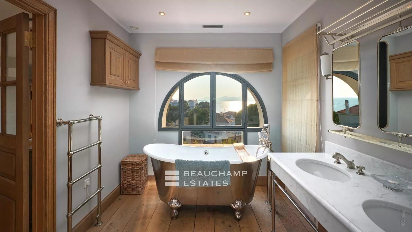 Villa avec piscine et vue mer à pied des plages et des commerces - cap d'Antibes