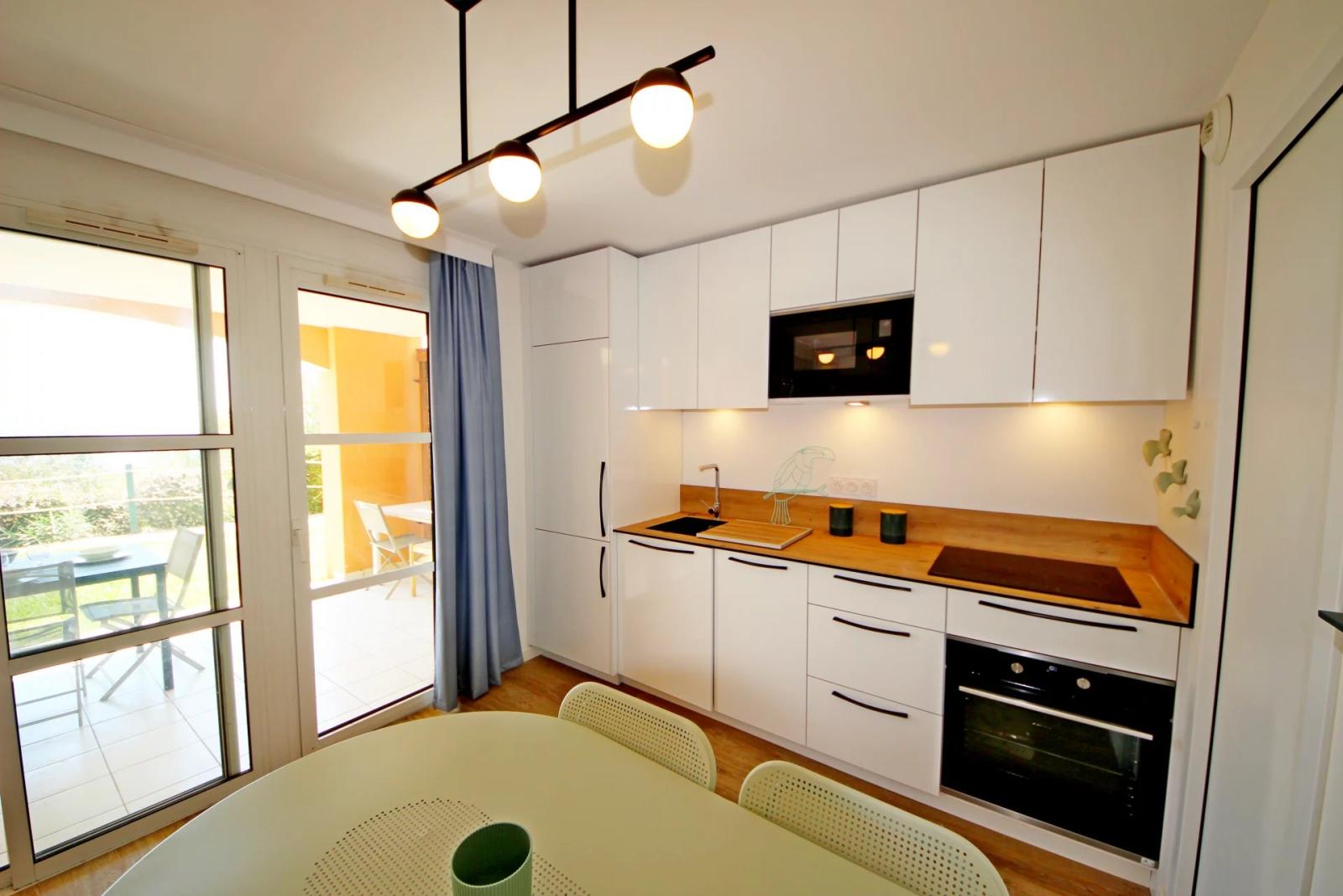 SOUS OFFRE AGAY CAP ESTEREL LE HAMEAU. DEUX PIECES REZ DE JARDIN VUE MER