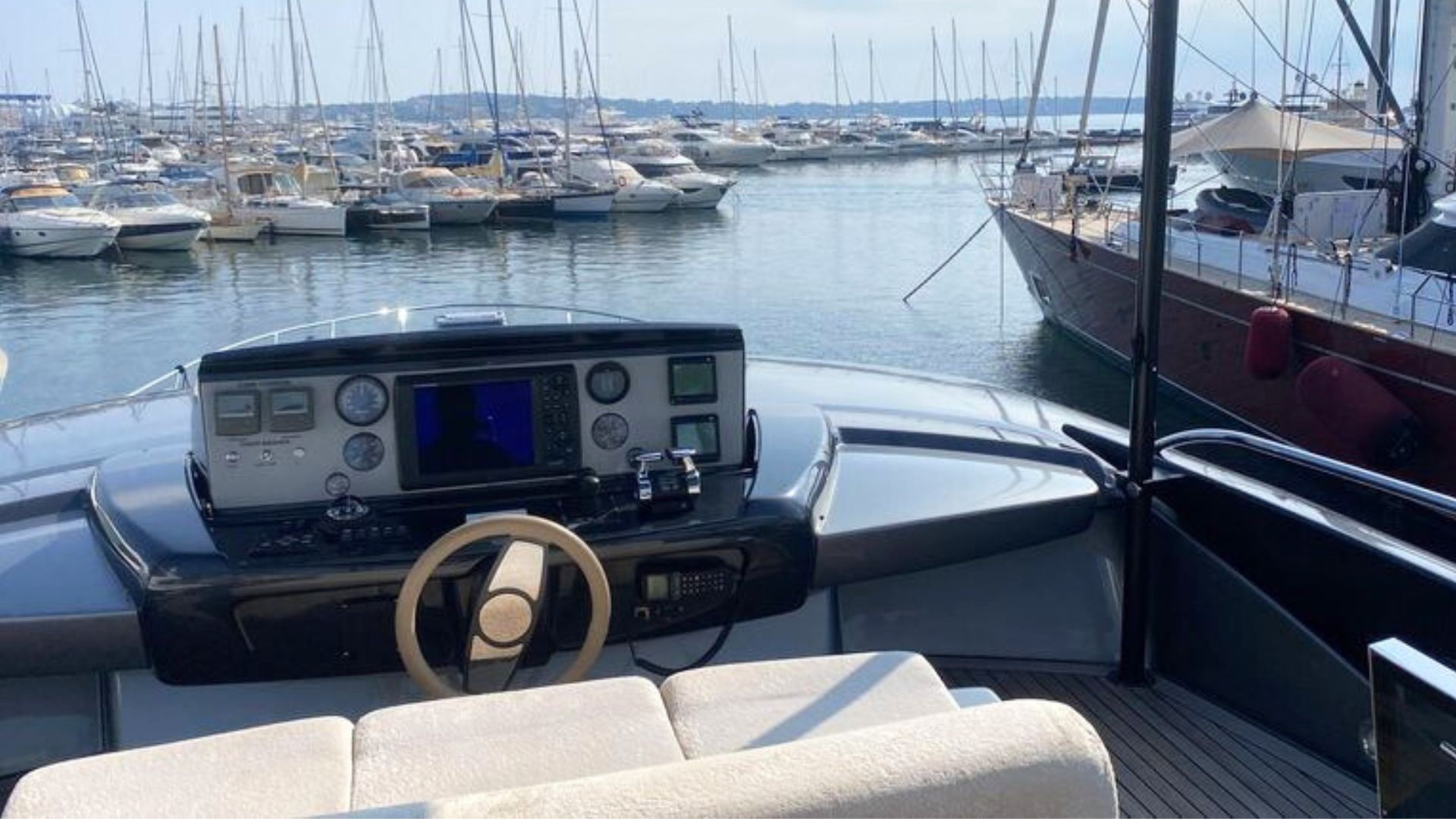 dxj75_riva_86_domino_yacht.jpg