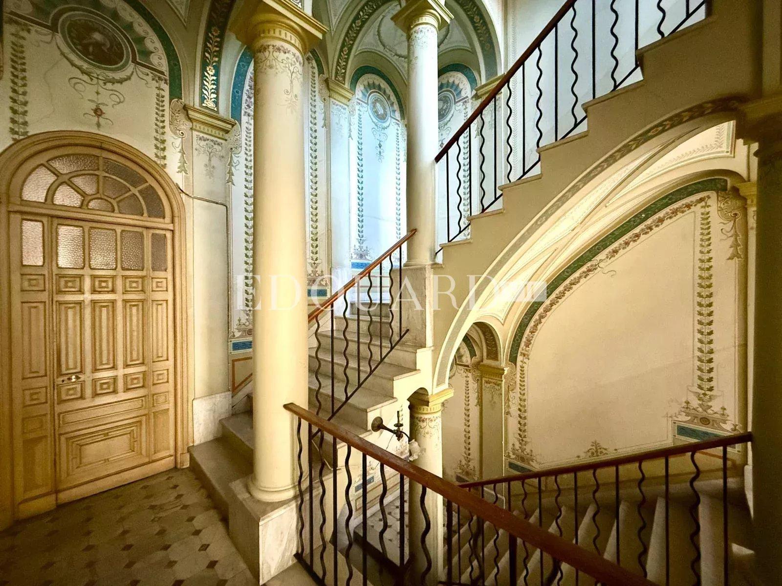 Plateau d’exception avec superbe terrasse et fort potentiel de division ou usage commercial