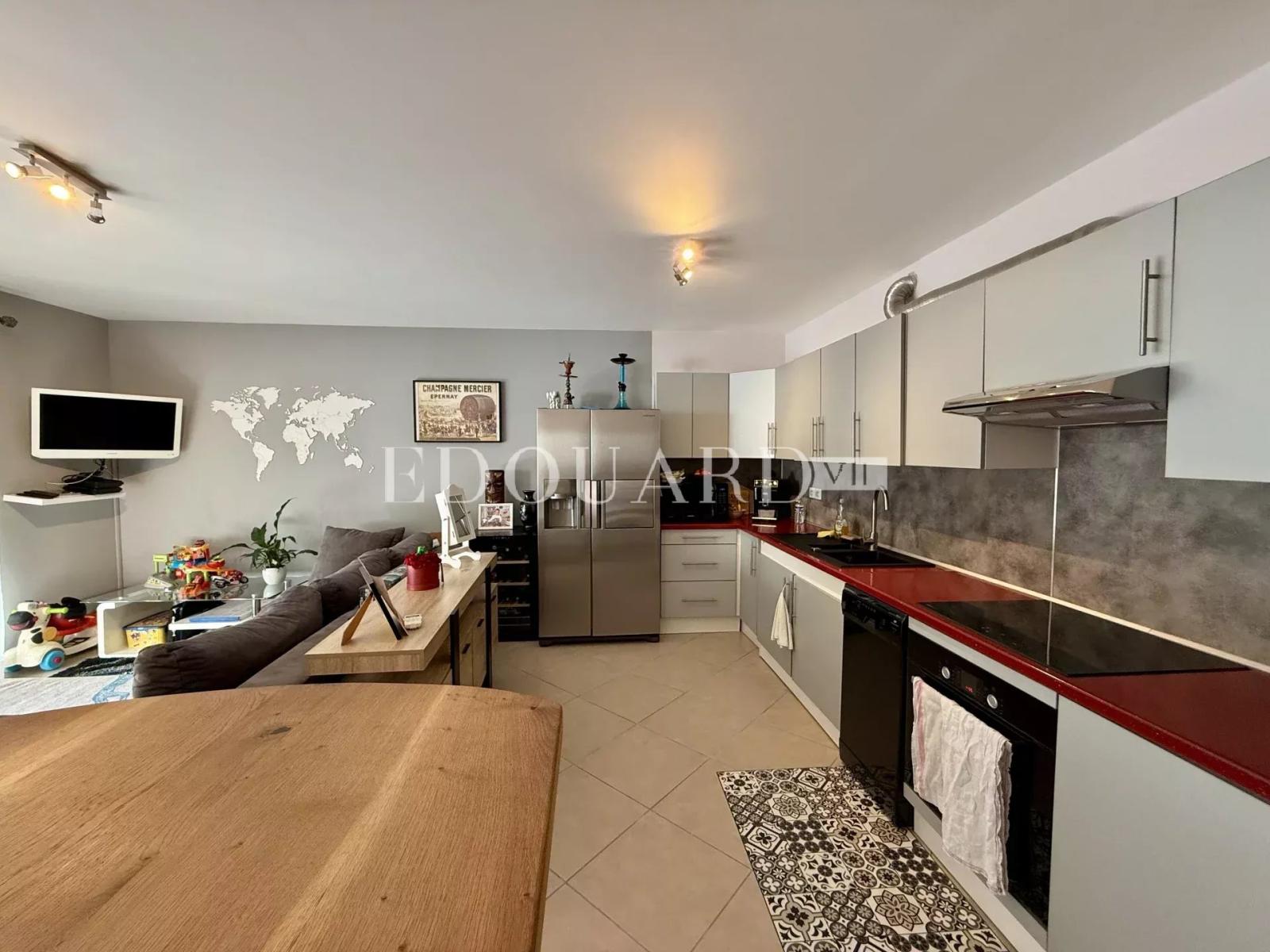 Bel trois pièces en excellent état dans résidence moderne avec piscine et performante sur le plan énergétique