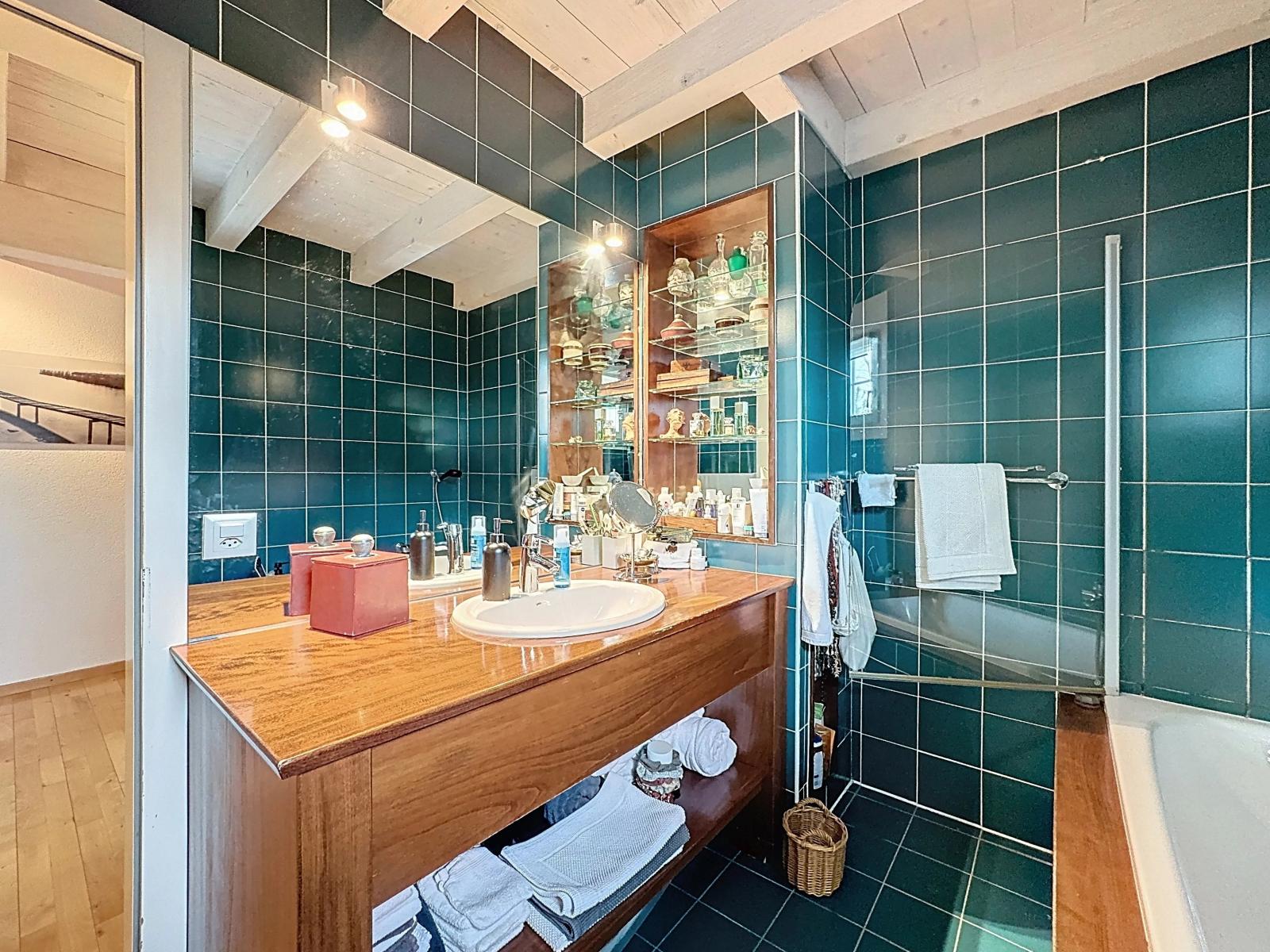 Élégante villa jumelle avec jardin et piscine