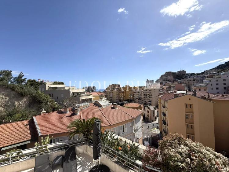 Sur la commune de Beausoleil, beau quatre pièces vide avec terrasse, balcon, cave et double garage