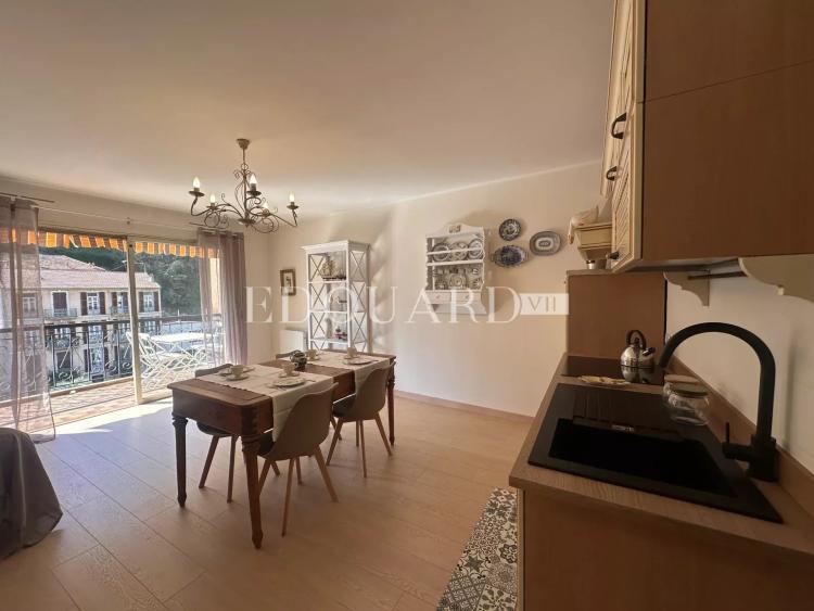 En exclusivité trois pièces rénové avec terrasse, au quatrième étage d’un bel immeuble contemoporain