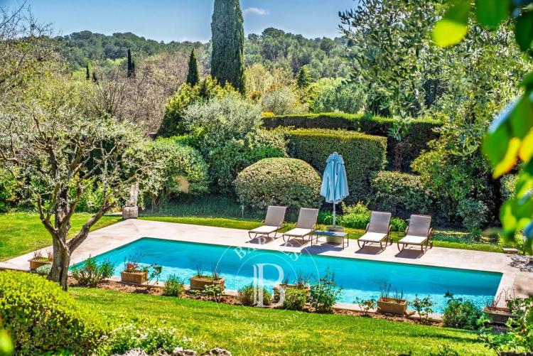 À quelques pas de Valbonne-  Propriété d’exception en domaine fermé, à proximité du golf, 2 maisons d’invités, piscine, calme absolu
