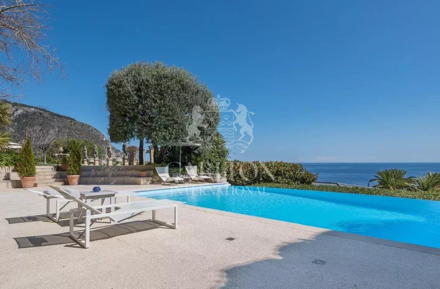 Villa d’exception à pied des plages, offrant une vue mer panoramique et deux maisons d’invités