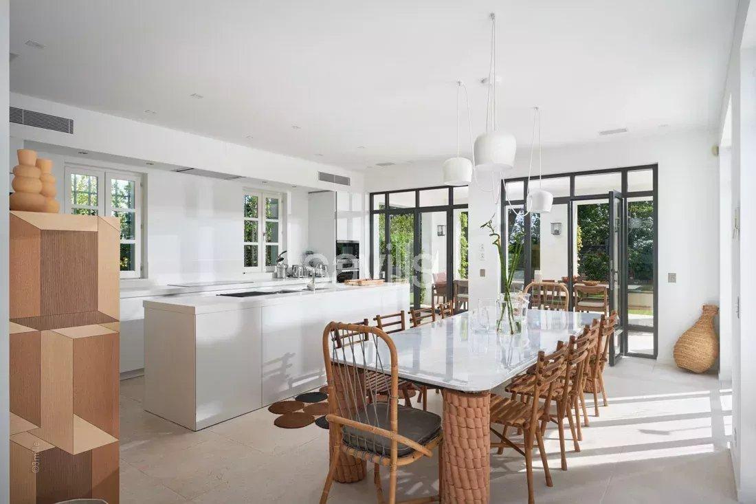 Élégante villa avec piscine, jardin et jacuzzi, à pied du centre de Saint-Tropez