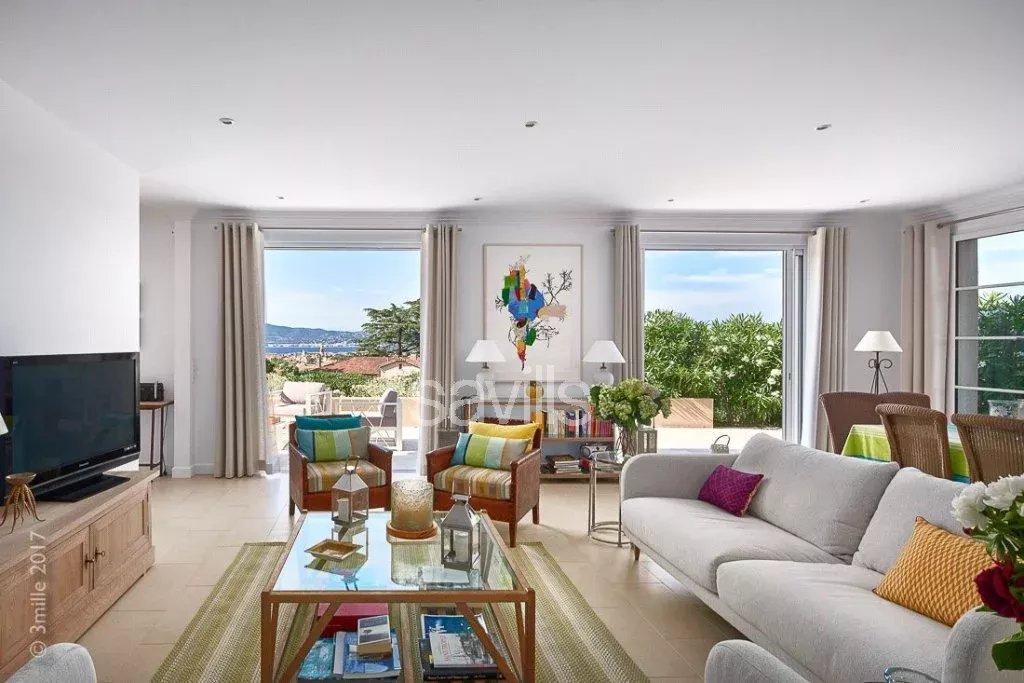 Une charmante villa surplombant le village de Saint-Tropez