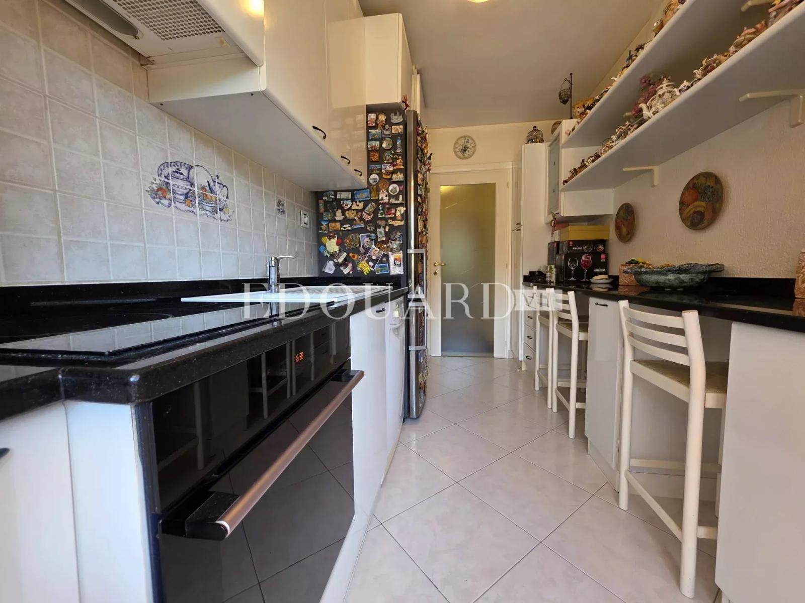 Sur la commune de Menton, en exclusivité trois pièces à vendre avec grande terrasse et garage