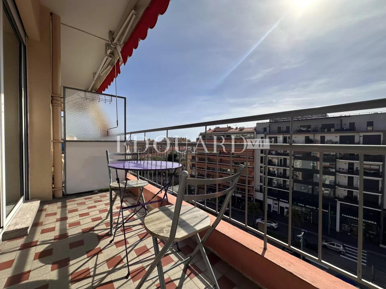 Dans le centre de Menton, en exclusivité grand studio en bon état avec terrasse et agréable vue dégagée