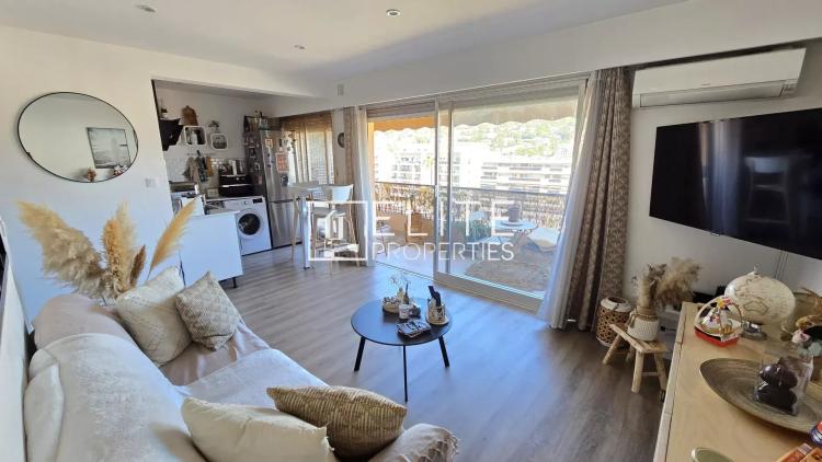 STUDIO 31m² + TERRASSE,  PARKING & CAVE – LE CANNET
